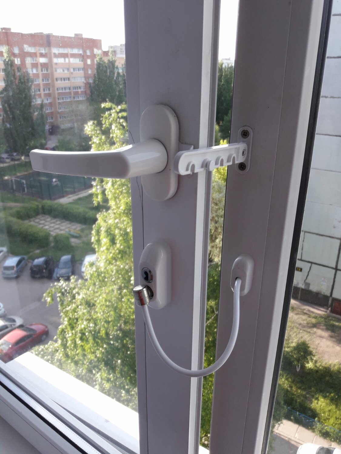 замки на пластиковые окна, защита на окна от выпадения, оконный замок, фэнстер ограничитель открывания окна, фиксатор на окно для проветривания