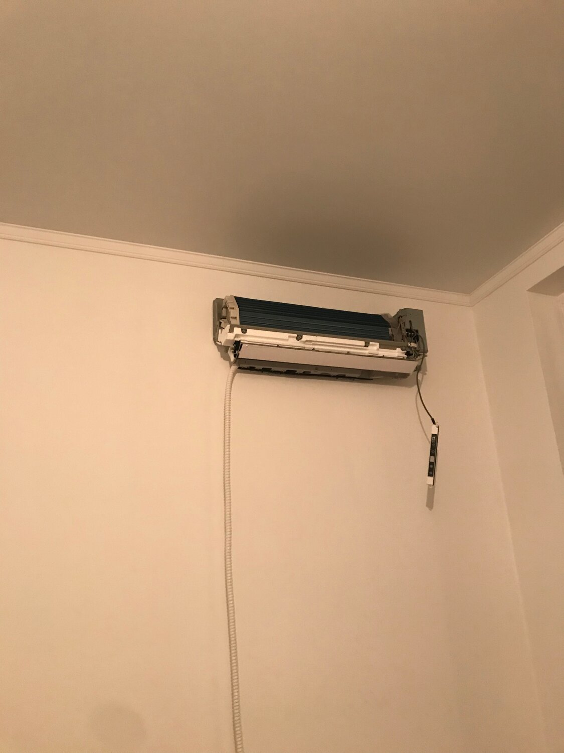 кондиционер, перевесить кондиционер, монтаж кондиционера, кондиционер внутренний блок, стандартный монтаж кондиционера