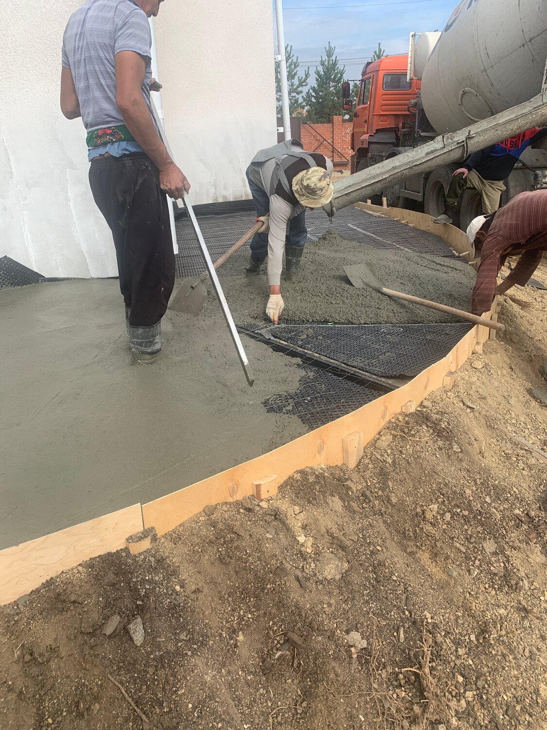 заливка бетона, бетон раствор, бетонирование, бетонные работы, бетонирование подбетонки