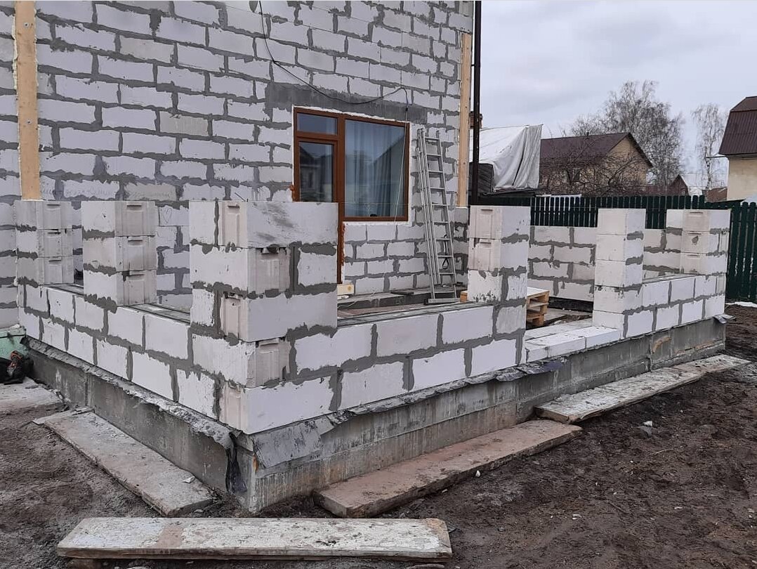 пристройка из пеноблоков, строим дом из газобетона, дом из газосиликатных блоков, кладка газобетонных блоков, пристройка к дому из газобетона
