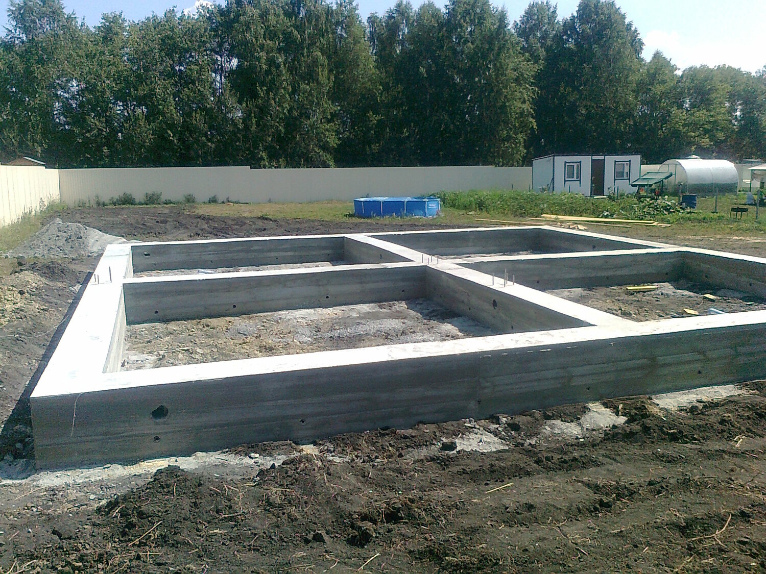 ленточный фундамент для дома, фундамент ленточный, фундамент монолитный, фундамент для частного дома, фундамент из блоков