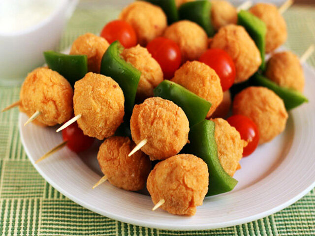 куриные шарики на шпажках, мясные шарики на шпажках, крокеты куриные, вкусная закуска, закуски быстрые