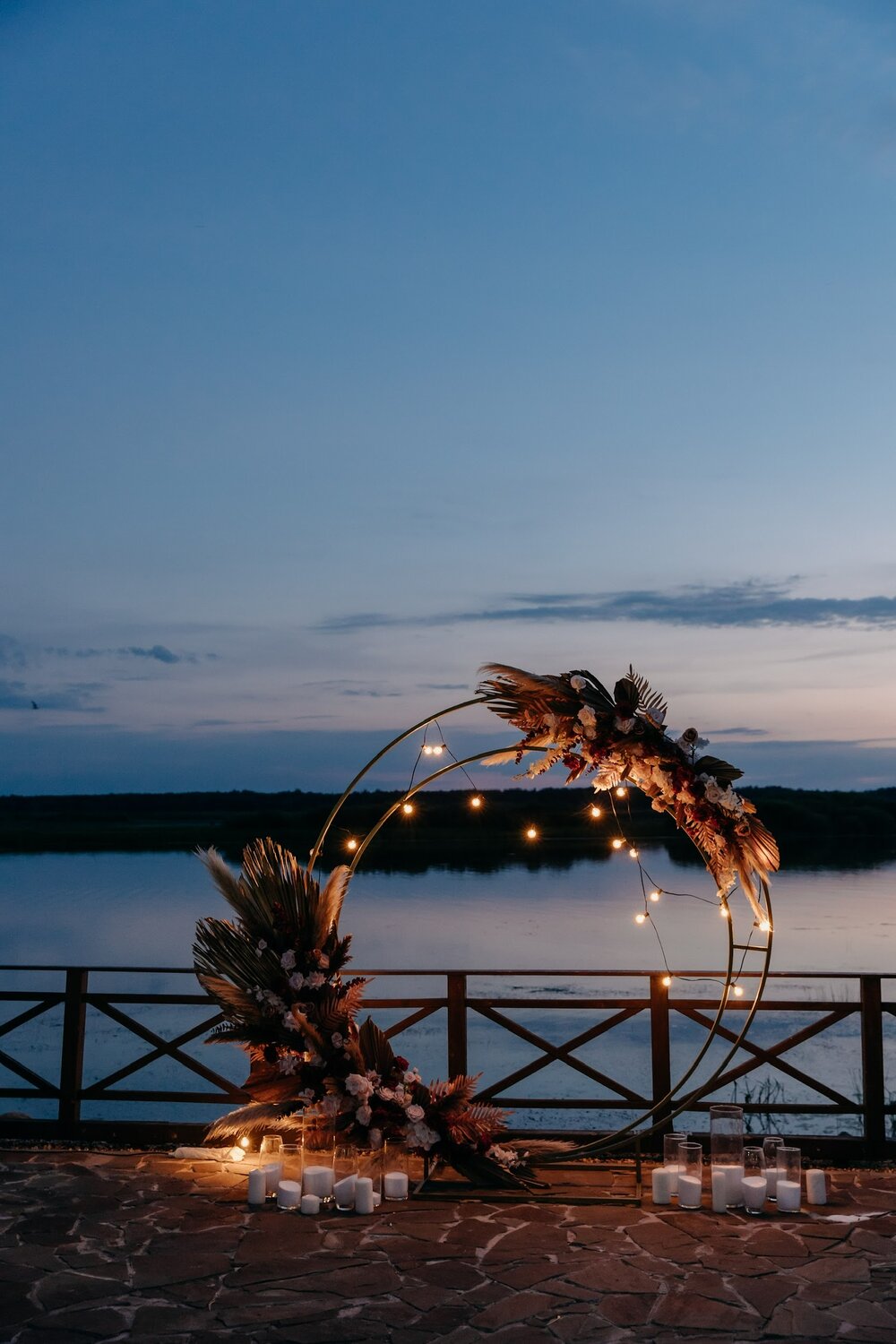 девушка, свадебная арка, свадебный декор, парк-отель коркино lake, декор свадьбы