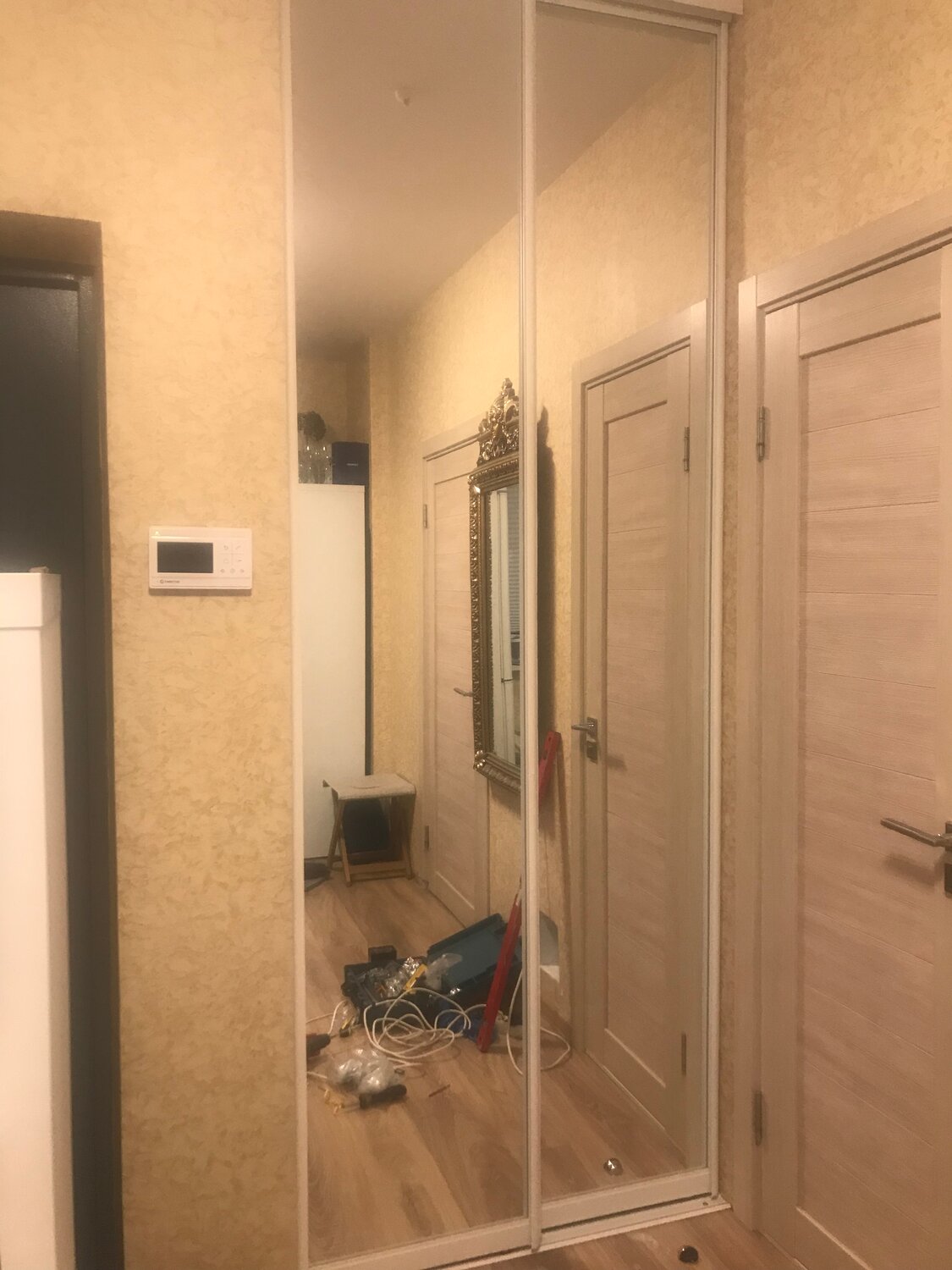 шкаф купе прихожая, встроенный шкаф купе, распашной шкаф в прихожую, шкафы купе, прихожая с зеркальными дверями