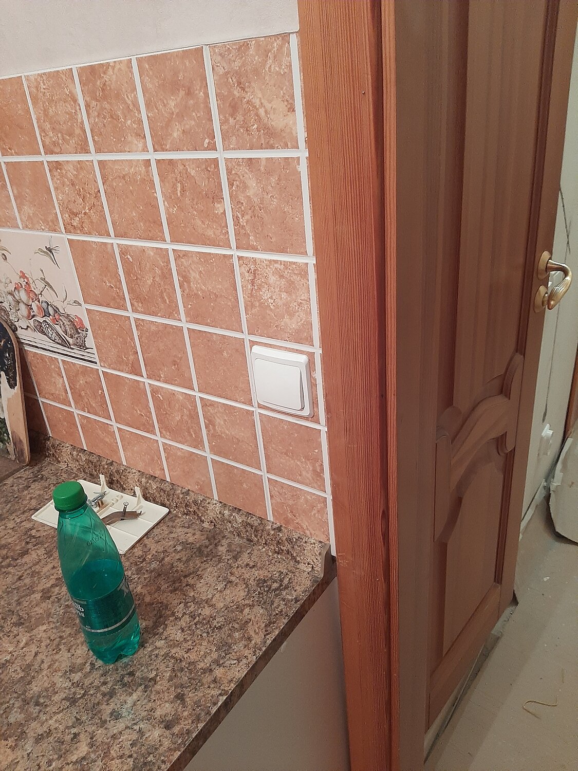 плинтус на столешницу для кухни, розетка в плинтус на столешницу для кухни, плитка для кухни на фартук, плитка на столешницу, плитка на кухню