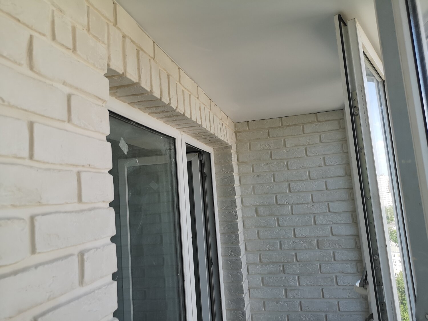 отделка балкона декоративным кирпичом, отделка балкона панелями под кирпич, лоджия отделка, отделка балкона фасадной плиткой, декоративный кирпич на балконе