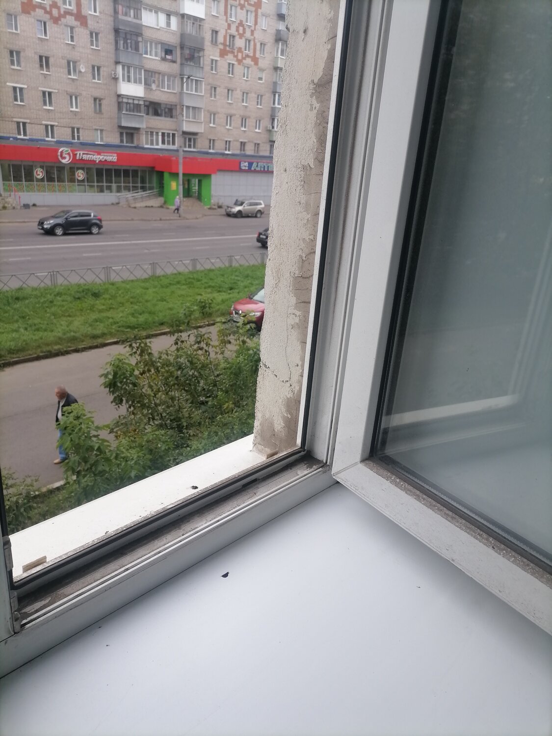 окно, пластиковые окна, открытое окно многоэтажки, остекление балконов, металлопластиковые окна