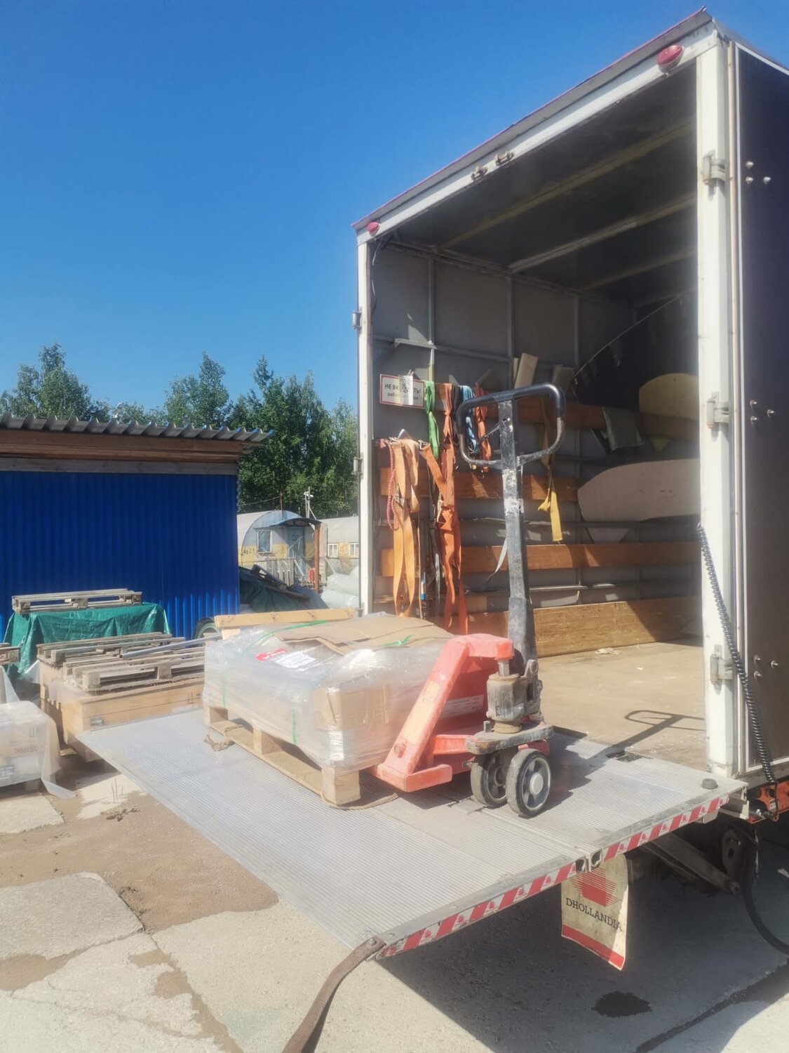 грузовик с гидробортом, газель с гидробортом, машина с рохлей и гидробортом, низкопольный грузовик для переезда, машина с гидробортом