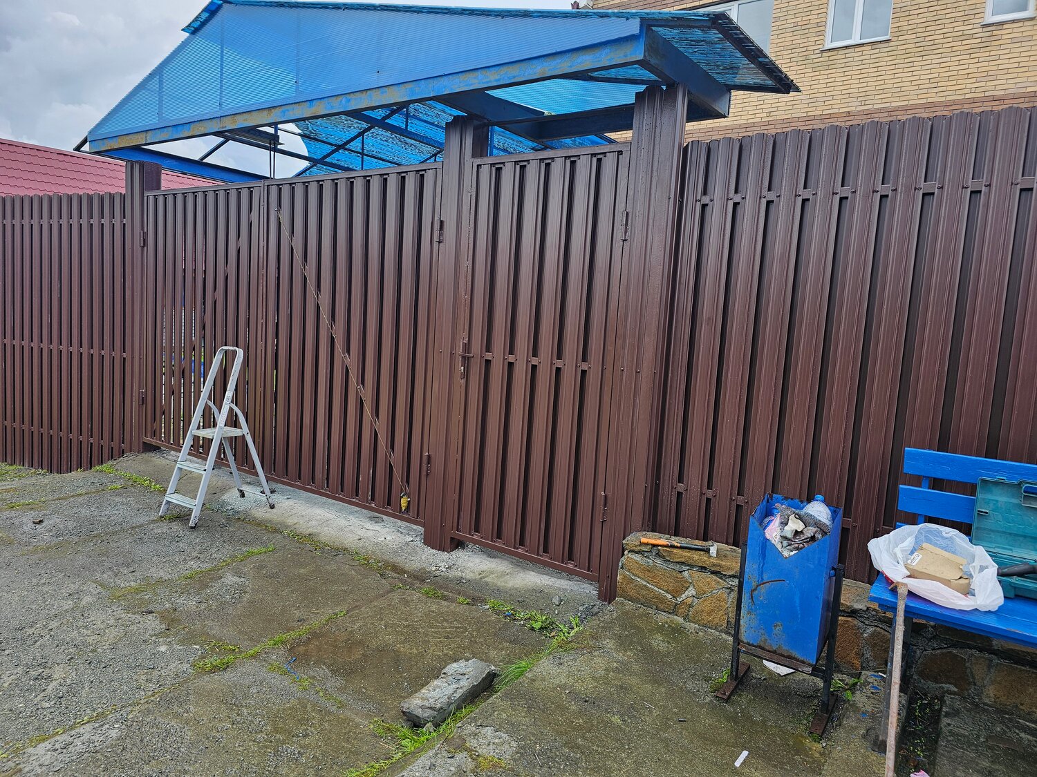 металлический штакетник для забора, забор из металлического штакетника, забор из штакетник, комбинированный забор из профнастила и штакетника, профлист забор