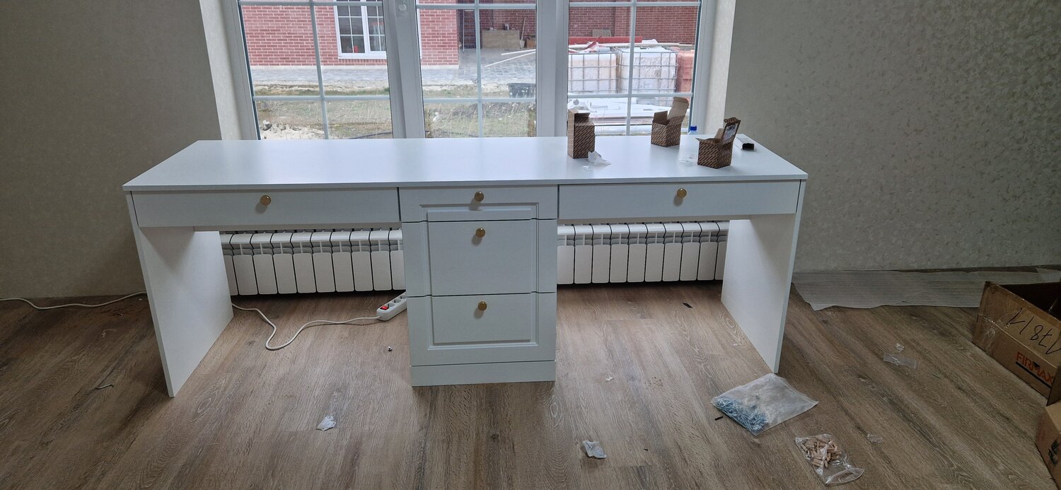 письменный стол над батареей, письменный стол икеа белый лиаторп, белый стол письменный, письменный стол эггер белый, стол письмен