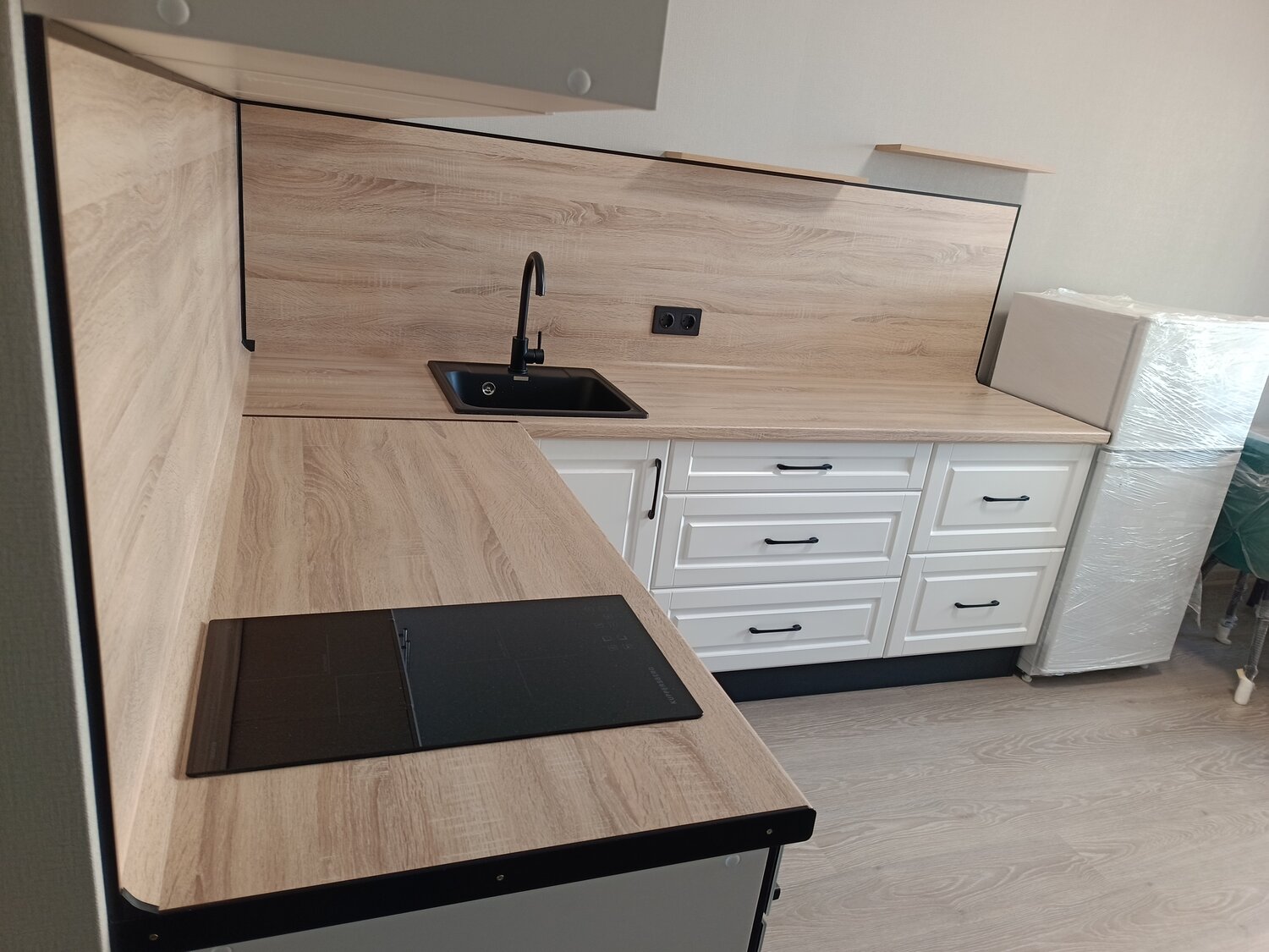 кухни белые угловые, белая кухня со столешницей под дерево, кухни на заказ, белая кухня с деревянной столешницей, угловая кухня