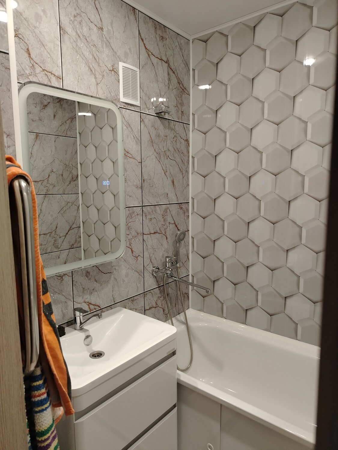 плитка сотами в ванную, настенная плитка 23088 carrara matt, керама марацци гексагон, зеркала для ванной, зеркало шкаф для ванной