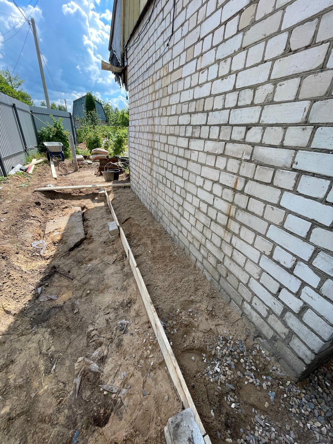 вокруг дома отмостка, отмостка дома, отмостка вокруг дома своими руками из бетона, отмостка своими руками вокруг дома, опалубка для отмостки
