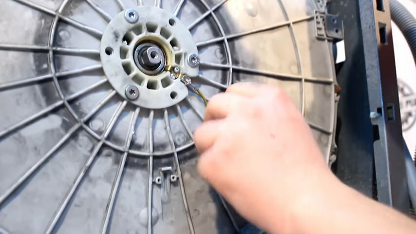 подшипник барабана стиральной машины electrolux ewf 8040w, снять подшипник со стиральной машины вирпул, стиральная машина вирпул замена подшипников барабана, zanussi zwp 582 подшипник барабана, сборка барабана стиральной машины вирпул