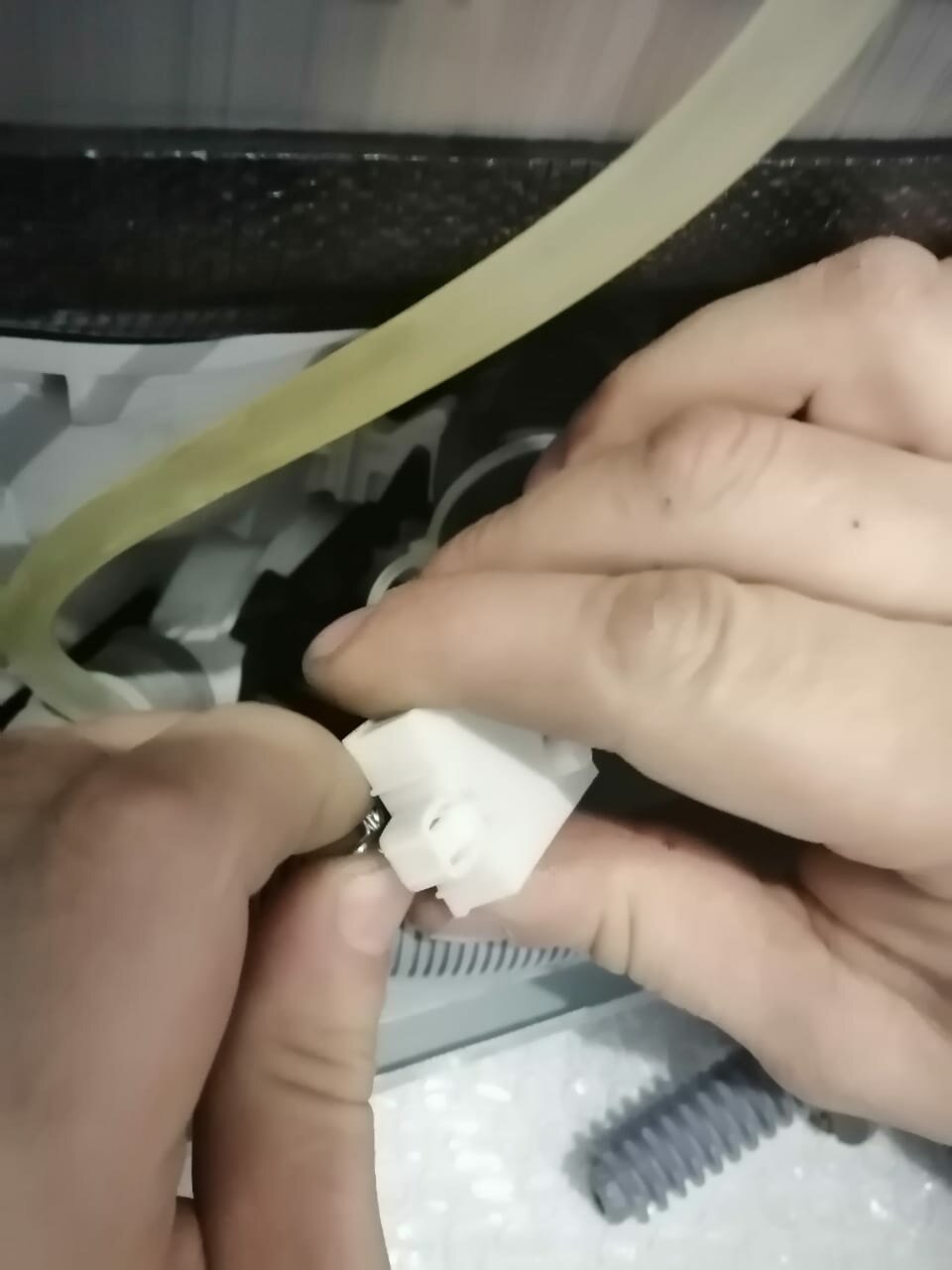 ваз 2114 трубка заднего омывателя, разъем датчика ниссан кашкай 2, фишка на габариты акцент, разъем омывателя фар, нева 4510м разъем подключения бп