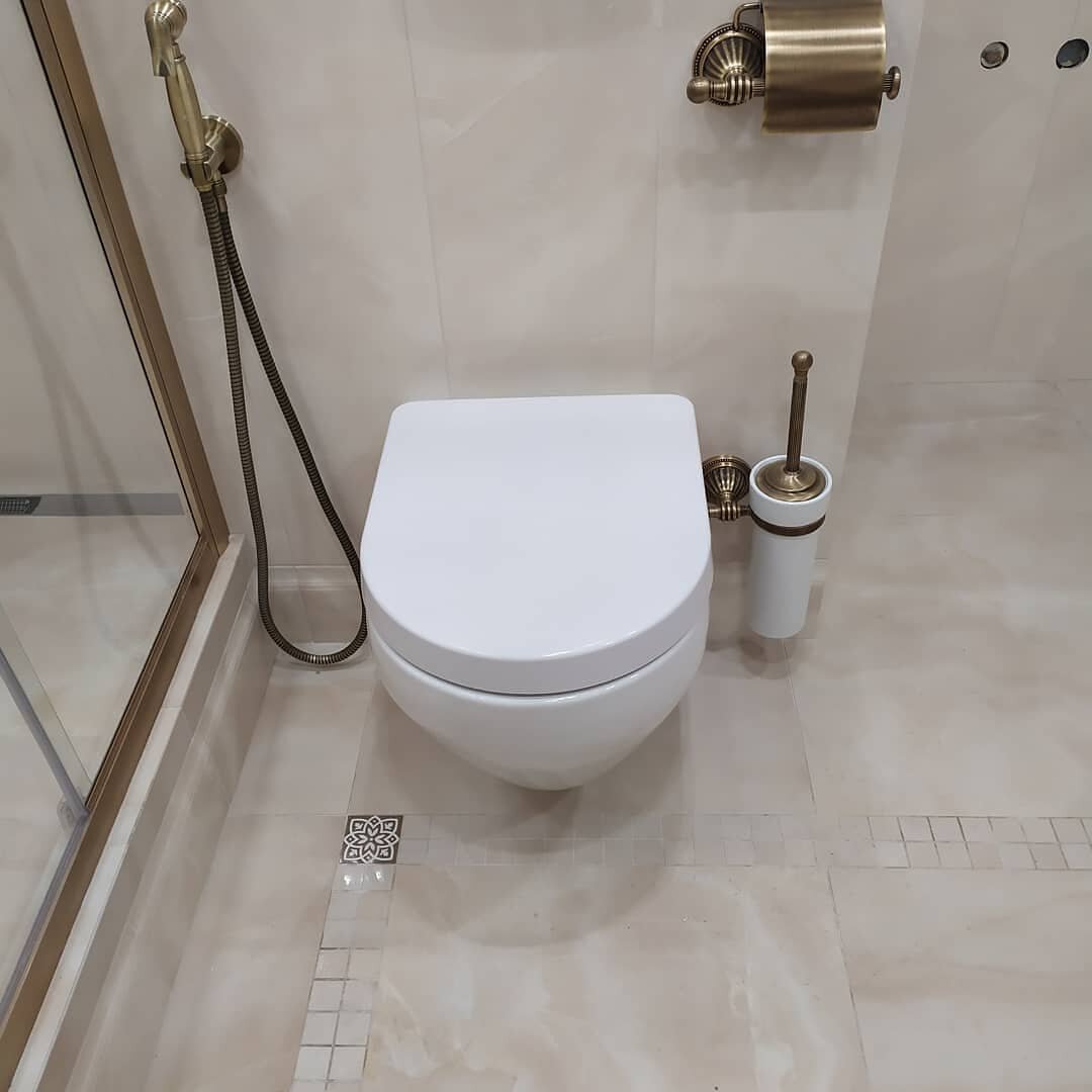 vitra bella 4449b003-0075 унитаз, унитаз со смещением влево, гигиенический душ в маленьком туалете, унитаз в туалете на возвышенности, раковина в туалете с гигиеническим душем