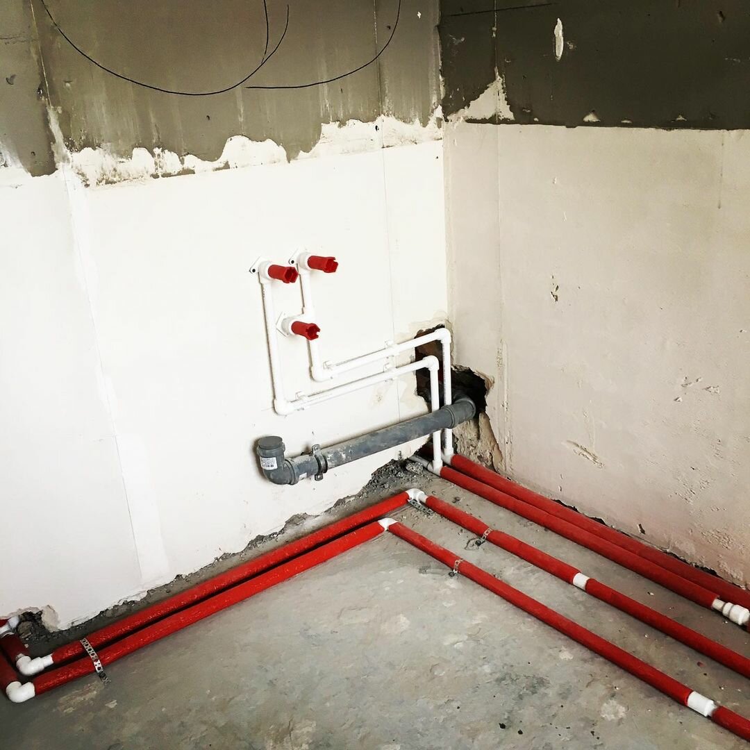 разводка труб водоснабжения рехау, разводка полипропиленовых труб в штробах, разводка труб под линейный трап, разводка труб на сварке, разводка труб в нише