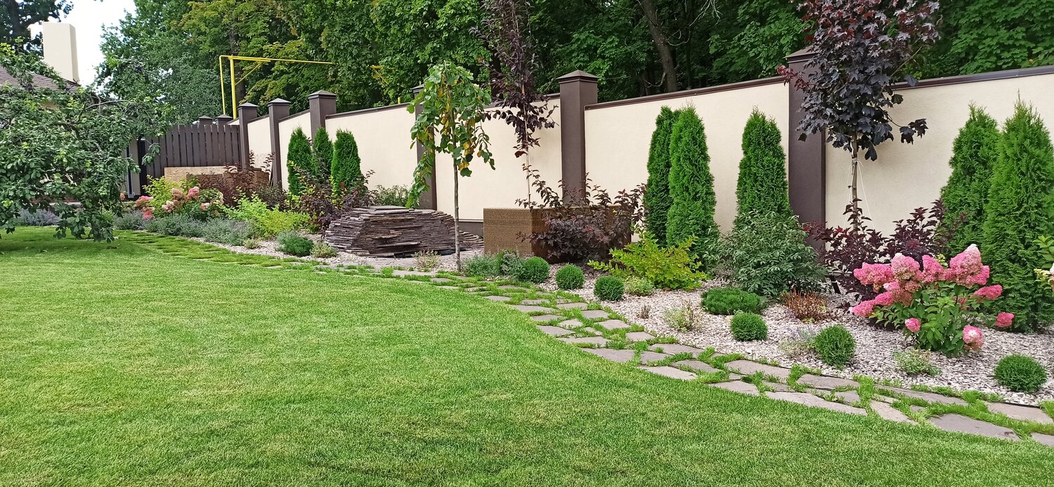 ландшафтный дизайн, благоустройство дачного участка, ландшафт участка с длинным участком, ландшафт дачного участка подмосковье, озеленение участка возле забора без туй