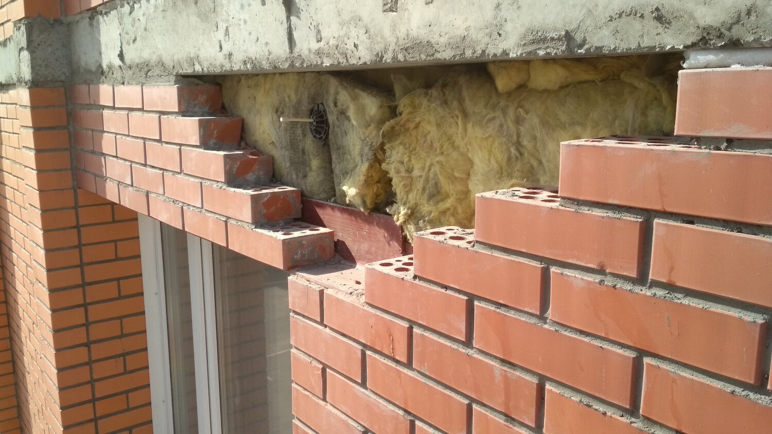 кладка облицовочного кирпича, выступы облицовочного кирпича, лопается облицовочный кирпич, кирпичная кладка, трещины в кирпичной кладке в полкирпича