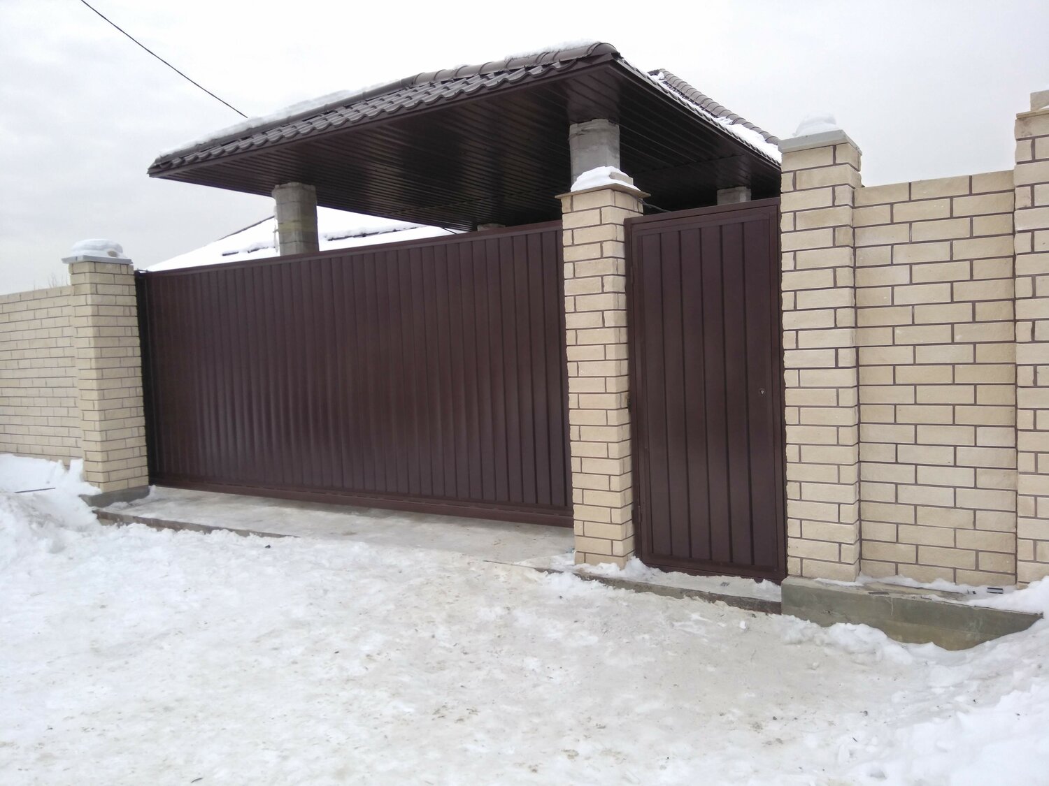 забор с кирпичными столбами через 6 метров, ворота из профнастила с кирпичными столбами, забор из белого профнастила с кирпичными столбами, калитка из профлиста с кирпичными столбами, ворота с кирпичными столбами с профнастилом