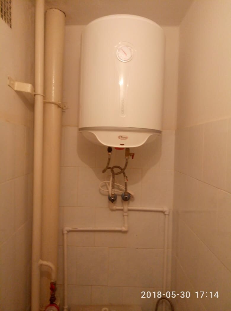 водонагреватель, водонагреватель накопительный 80 литров в туалет, водонагреватель накопительный 80 литров разводка труб, водонагреватель накопительный, старый бойлер