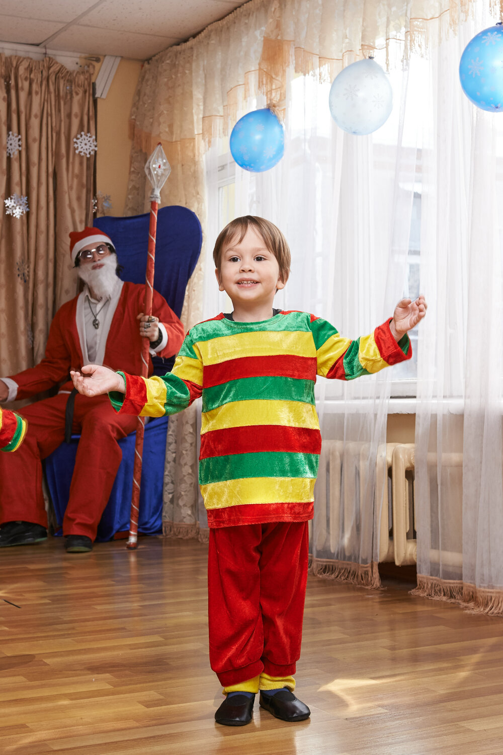 утренник, детский сад, скоморохи в саду утренник, костюм гнома для новогоднего утренника в детском саду, танец петрушек в детском саду