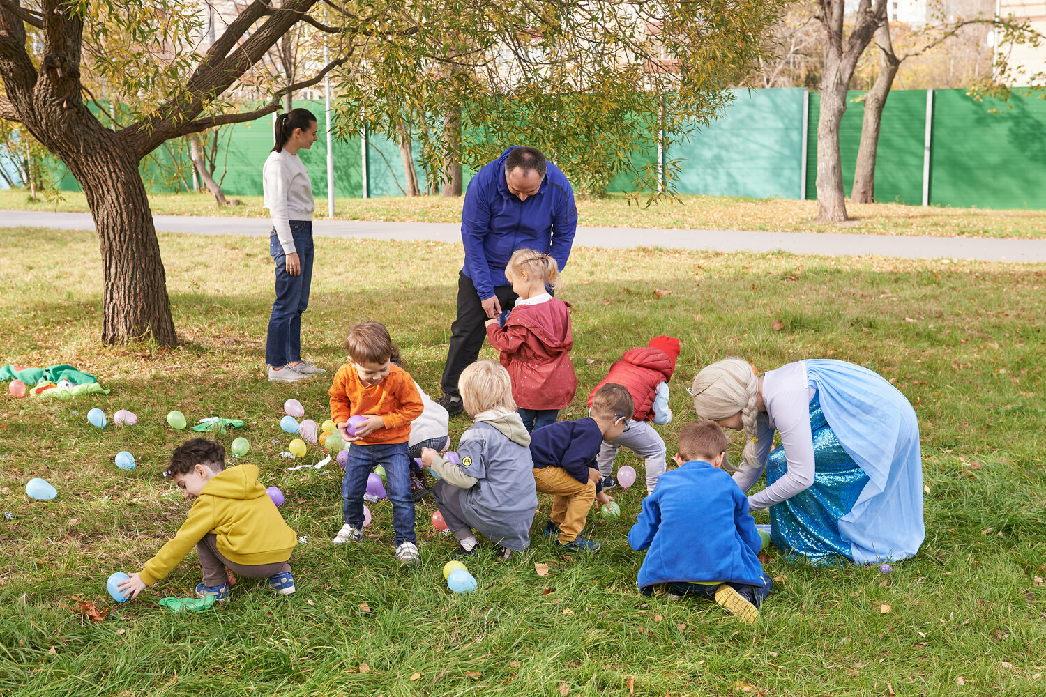 детский сад, easter egg hunt традиции, прогулка детей с родителями в саду, ребёнок, дети играют