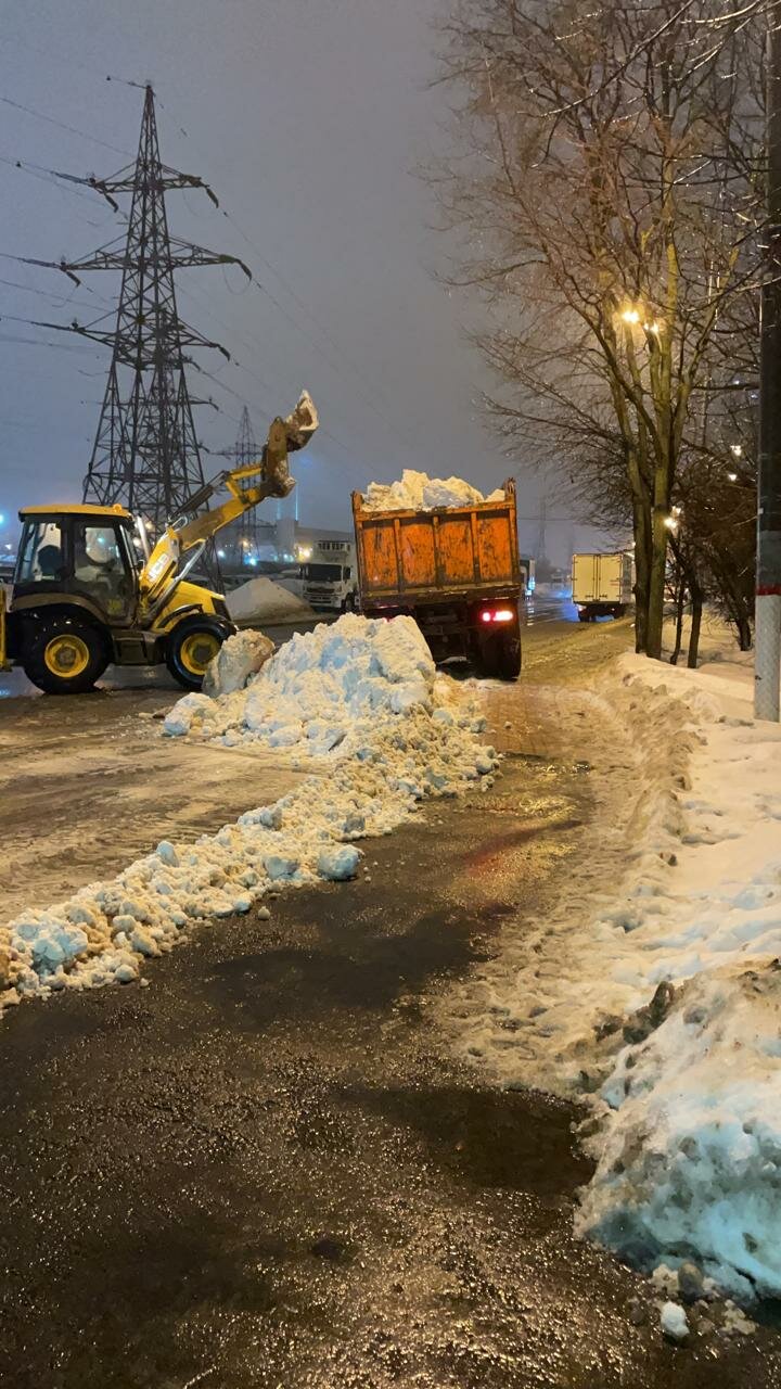 камаз вывозит снег, уборка снега казань, техника, уборка снега камаз ночь, уборка снега камаз