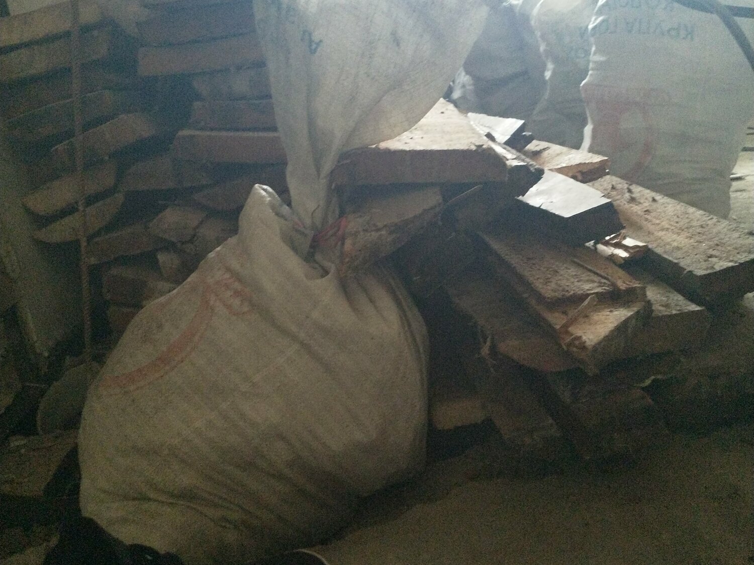 отходы, горбыль в мешках, мешок, упакованные мешки с сахаром по 1 кг, мешки строительные