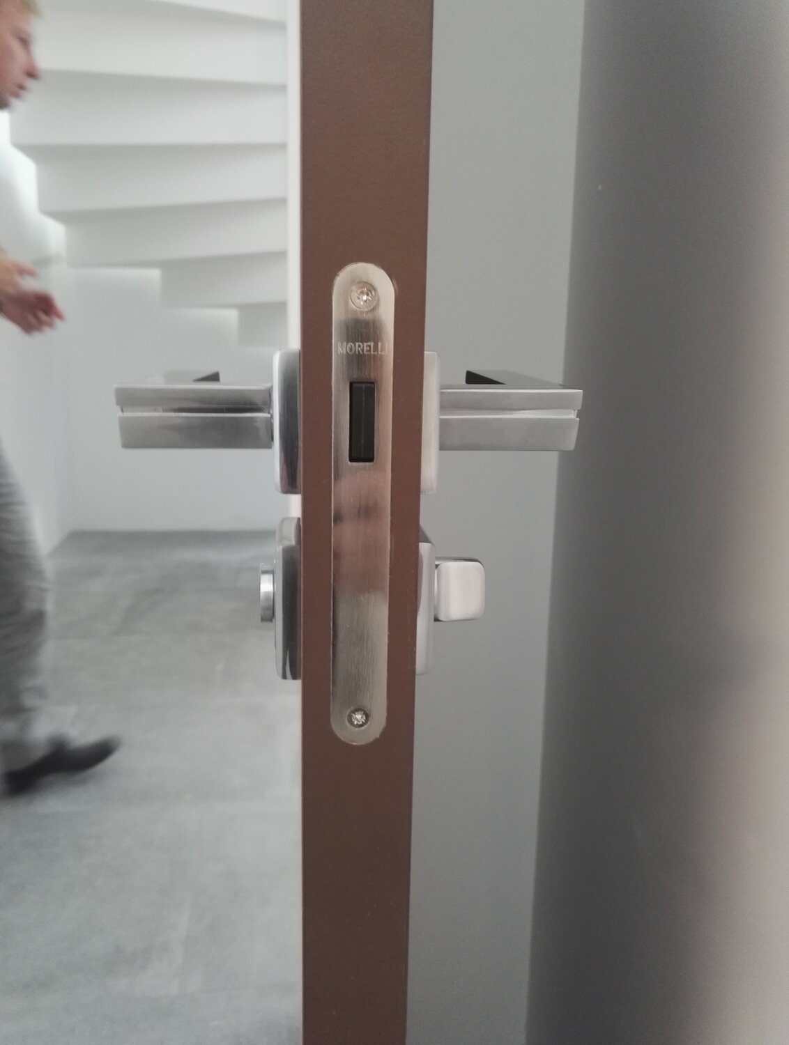 врезка замка, магнитный замок для межкомнатной двери с задвижкой, магнитные замки для межкомнатных дверей, дверь, дверь с врезанным магнитным замком