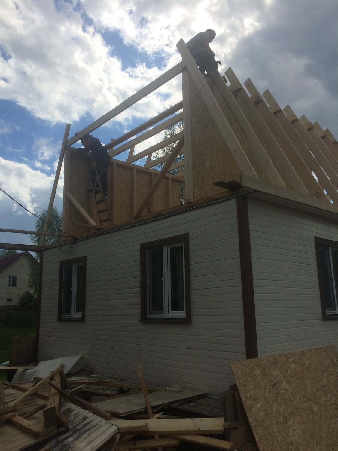 соединение крыши пристройки с крышей дома, кровельные работы, монтаж стропильной системы, постройка крыши, строительство домов