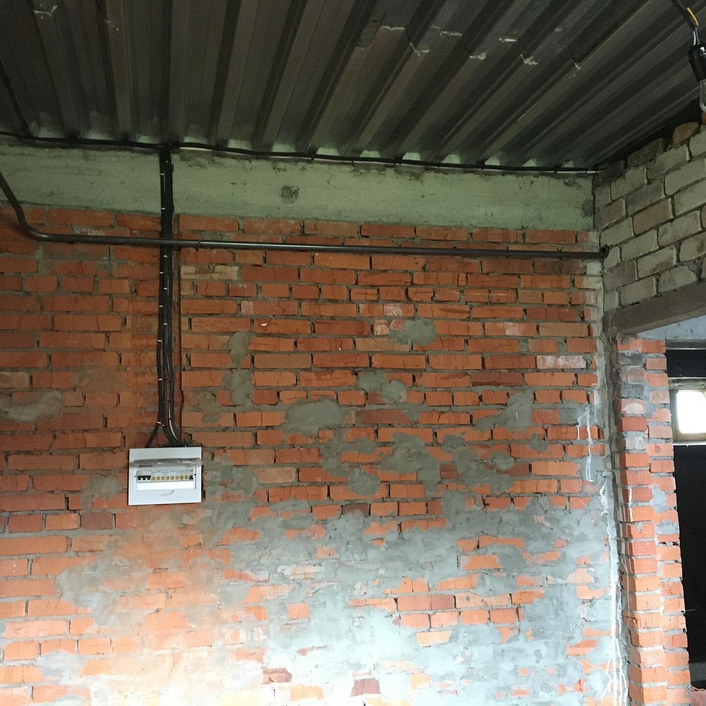 электрика в кирпичном доме, электрика на кирпичной стене, кирпичная кладка, кирпичная перегородка, кирпичная стена