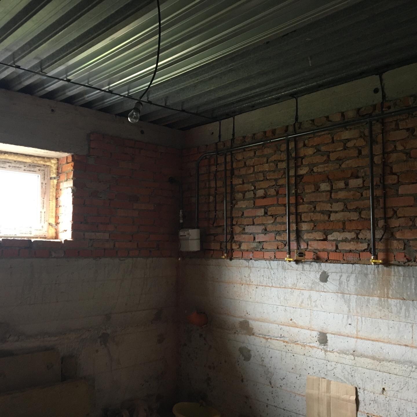 кирпичный гараж, комната, помещение, подвальное помещение в частном доме с котельной, электропроводка в кирпичном частном доме
