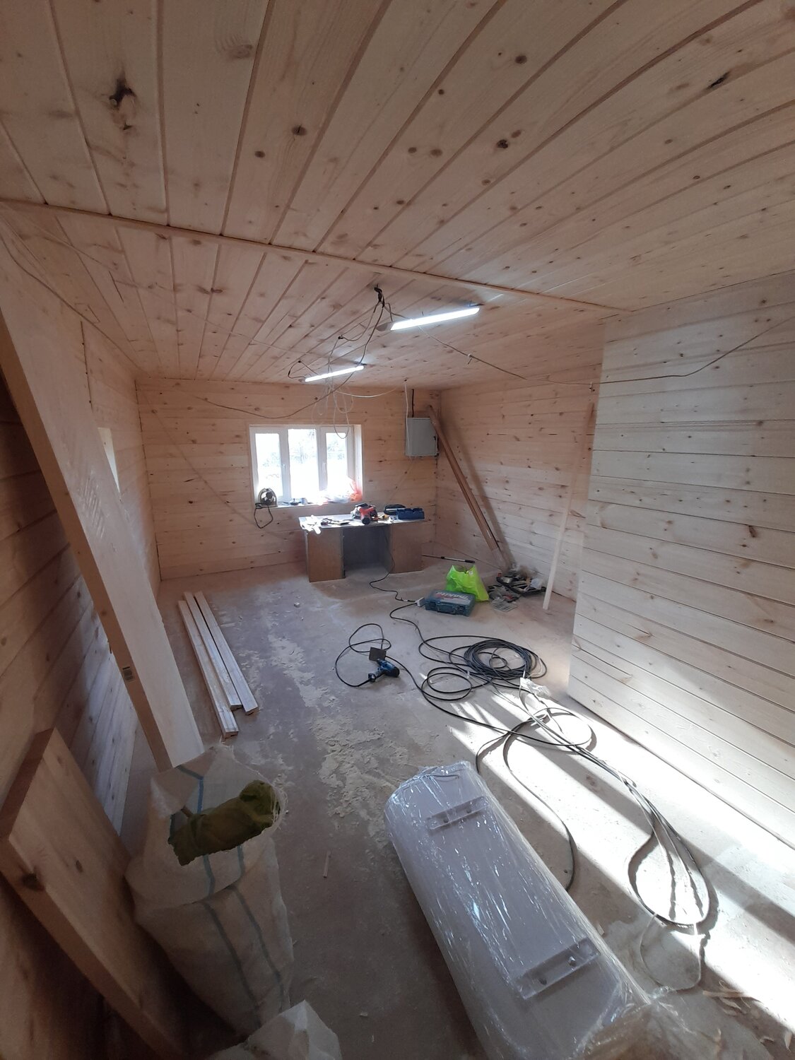 загородный дом, помещение, тепофол в каркасном доме, потолок в доме в полтора этажа, полутораэтажный дом внутри
