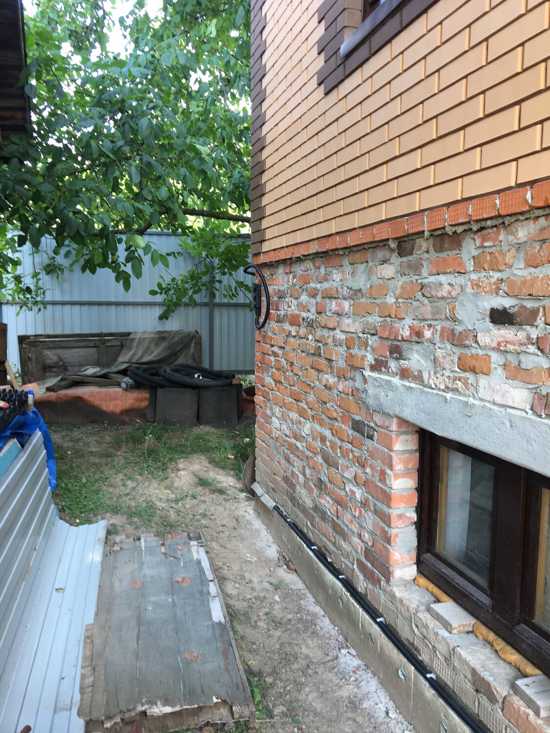 отделка утепленного цоколя, улица, западающий цоколь, облицовочный кирпич, кирпич