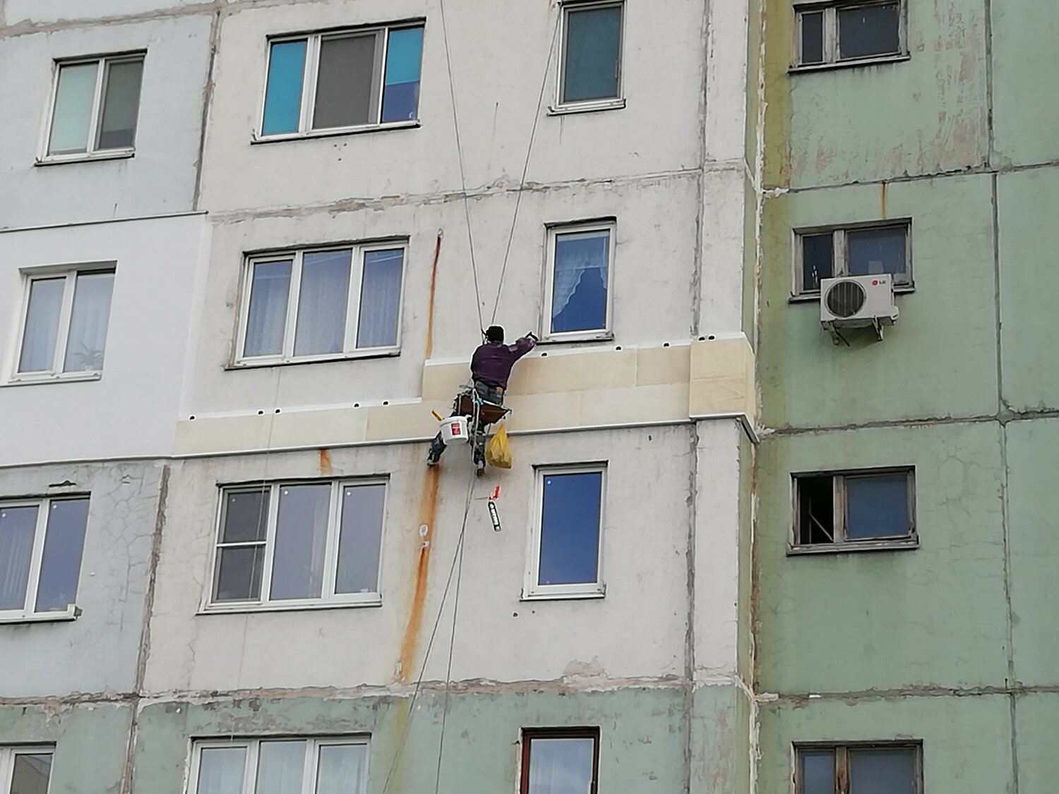 теплоизоляция межпанельных швов, утепление стен панельного дома снаружи, утепление фасада многоэтажного дома, разгерметизация межпанельных швов, утепление фасада альпинистами