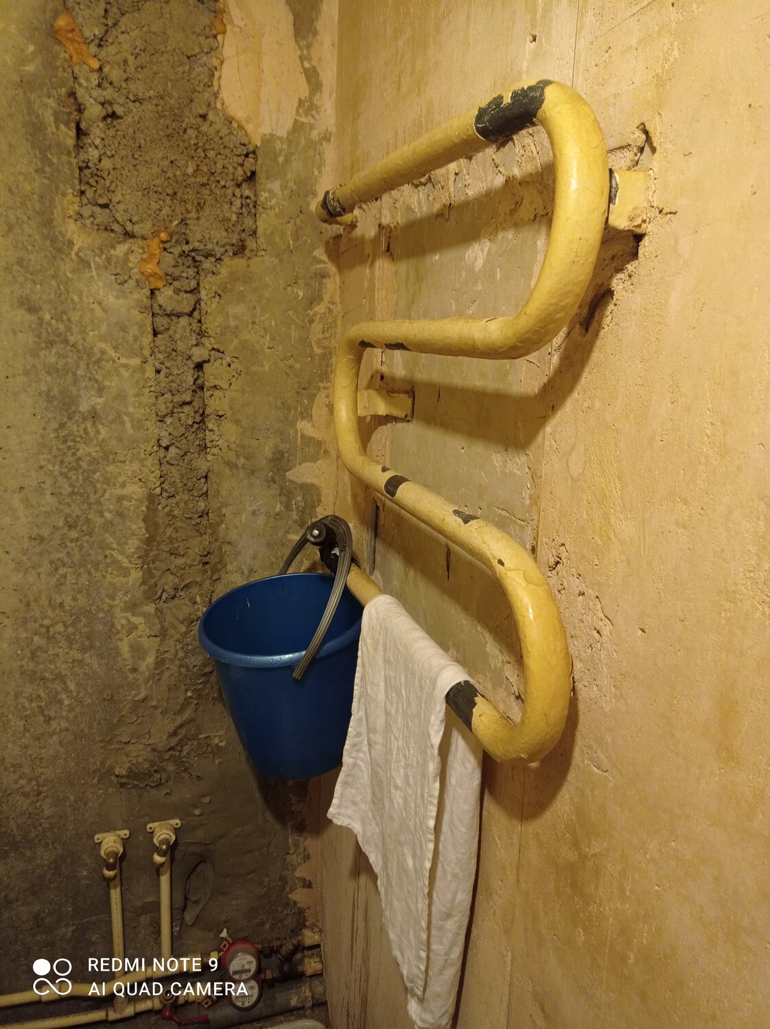 старый полотенцесушитель, полотенцесушитель в панельном доме, полотенцесушитель в хрущевках, старый советский полотенцесушитель, полотенцесушитель