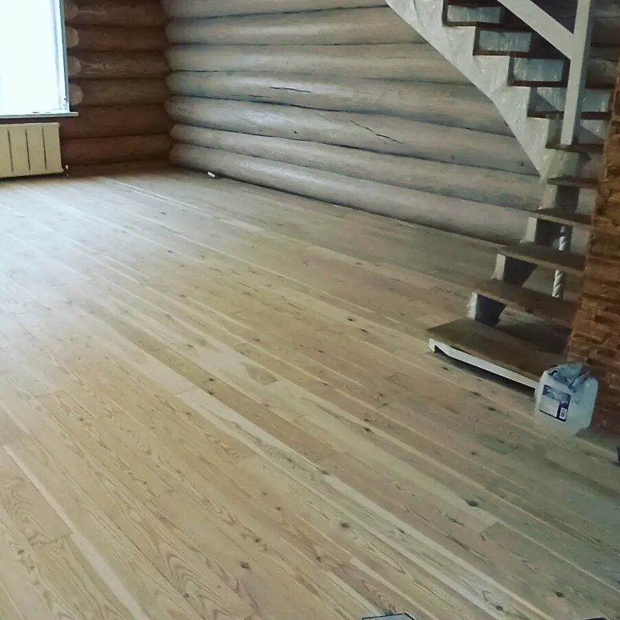 доска пола, ламинат в доме из бруса, чистовой пол - шпунтованная доска 28 мм, пол из шпунтованной доски, пол шпунтованная доска крашеная