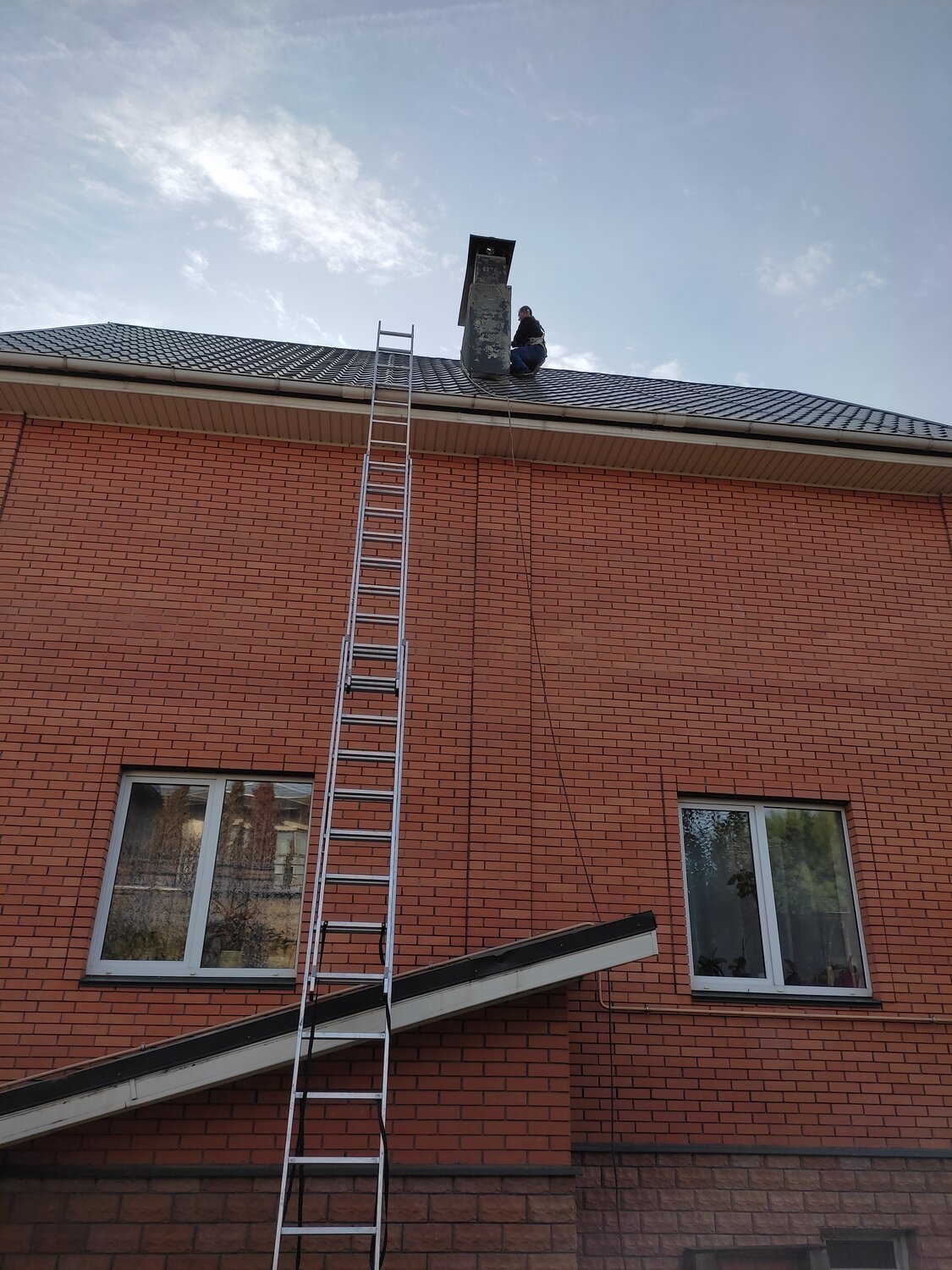 крепление наружного дымохода, кровля, строительные леса на крыше, многоквартирный дом, дом