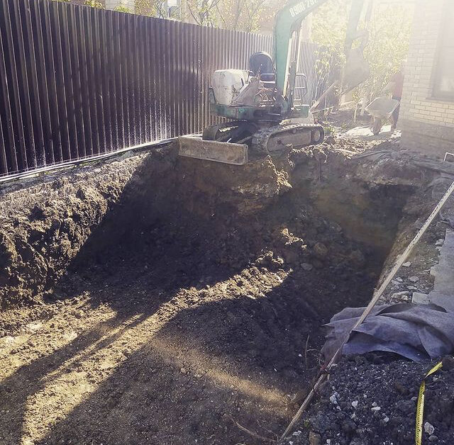 копка котлована под цокольный этаж, прокопать траншею, траншея, земляные работы, подпорная стена котлована