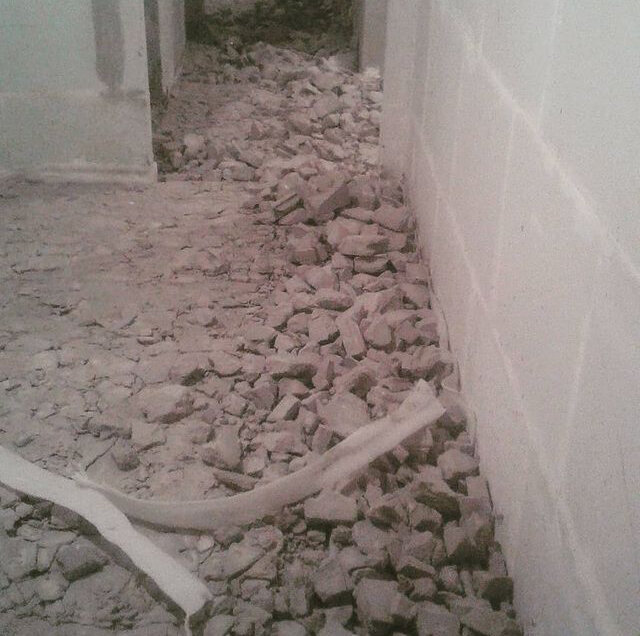 демонтаж старой стяжки пола в панельном доме, стяжка пола, демонтаж цементно-песчаной стяжки, строительный мусор от слома стяжки, строительный мусор стяжка это