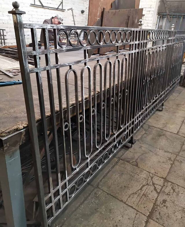 ограждение, фрагмент ограждения, старый металлический забор, забор из арматуры, самодельные заборы из металла