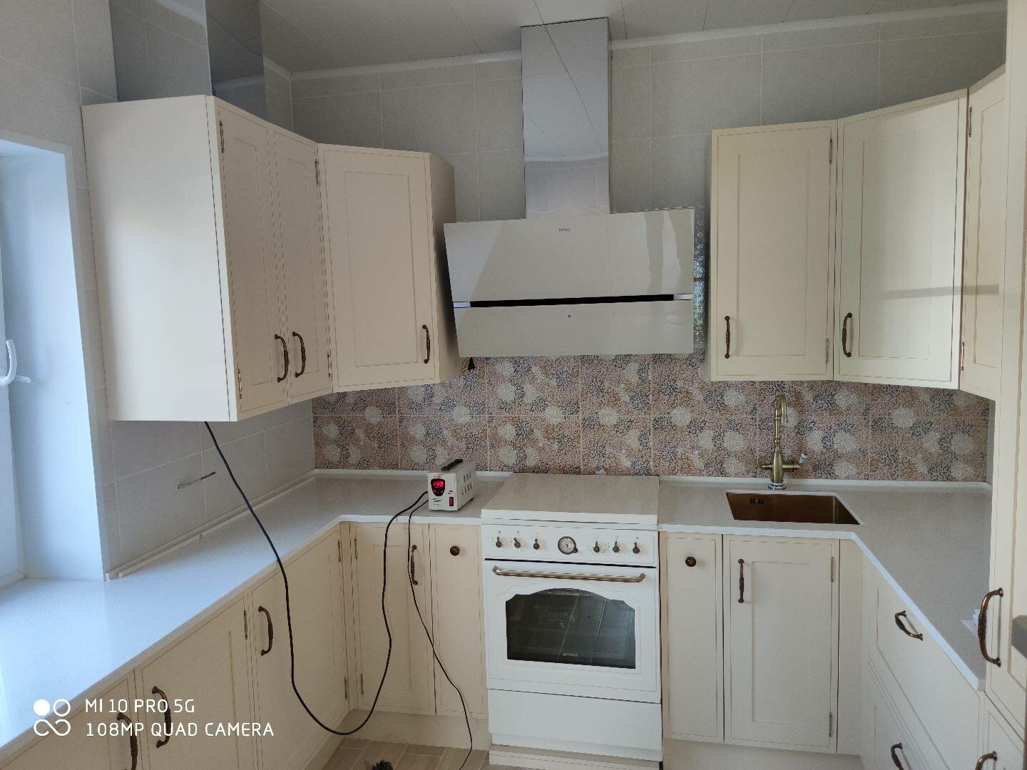 угловая кухня для малогабаритной кухни с газовой колонкой, угловая кухня с газовой колонкой хрущевка 5кв м, кухня в хрущевке угловая с холодильником и газовой плитой, кухня в хрущевке 5 кв с газовой колонкой, кухонный гарнитур