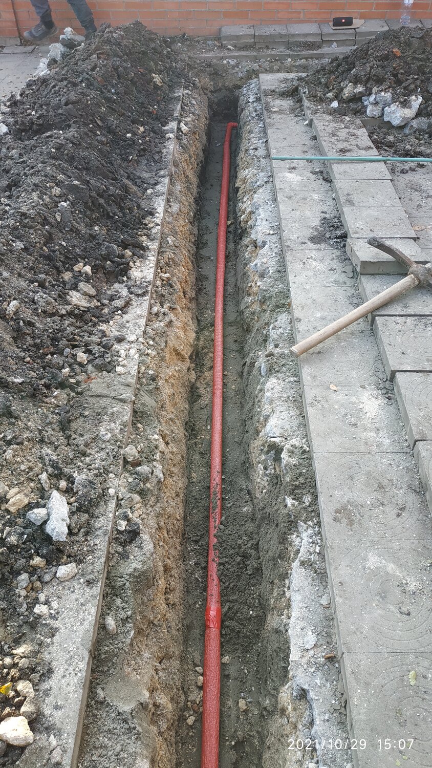 траншея для канализационной трубы, кабель в траншее, канализация, траншея, укладка кабеля в траншею