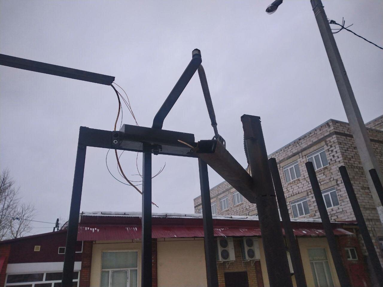 навесное оборудование на мтз 82 пку кун, самодельный кран на трактор мтз, техника, снос дерева для рекламного щита, консольный кран