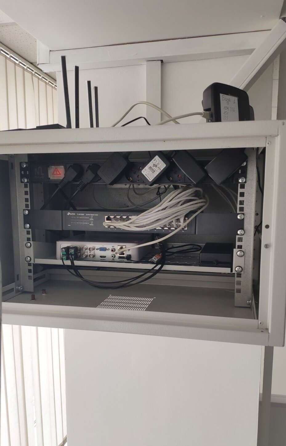 роутер в серверный шкаф, активный телекоммуникационный шкаф мгтс, активный телекоммуникационный шкаф на 150 портов(атш), домашний серверный шкаф, коммуникационный шкаф для видеонаблюдения