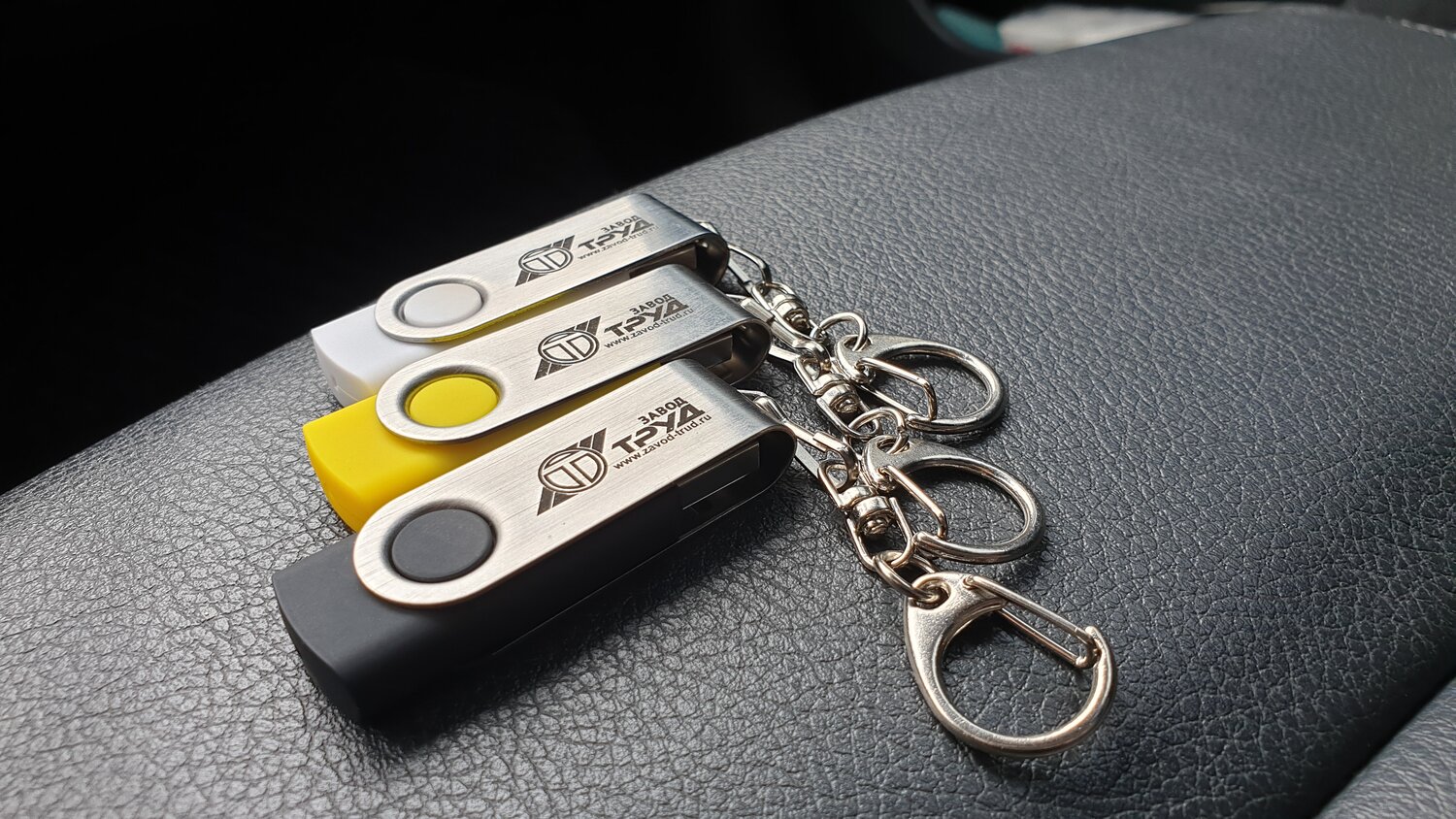 гравировка на флешке, usb-флеш-накопитель, брелок, автомобильный брелок, лазерная гравировка на флешке