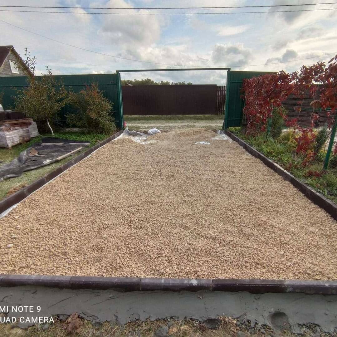 площадка из щебня, парковочная площадка из щебня, парковка из щебня, площадка для машины на даче из щебня, парковка на даче из щебня