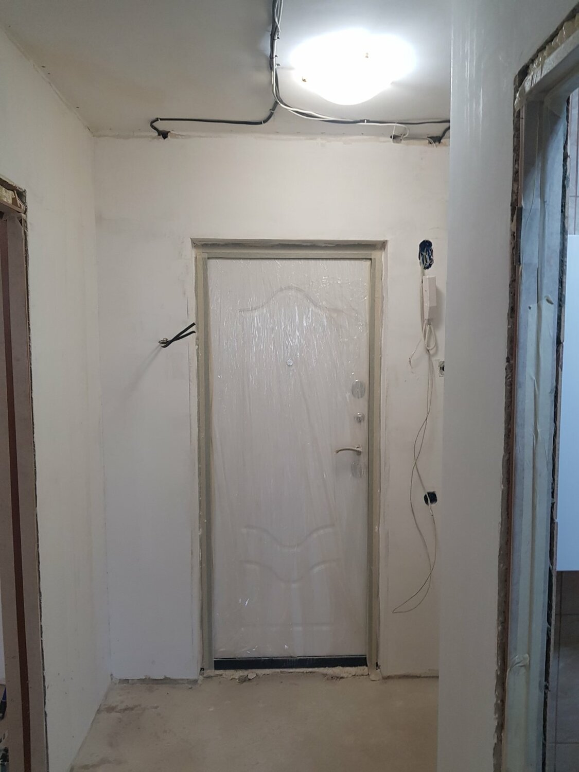 двери в хрущевке, дверь, простенок у входной двери, монтаж двери, ремонт в хрущевке в прихожей однушки