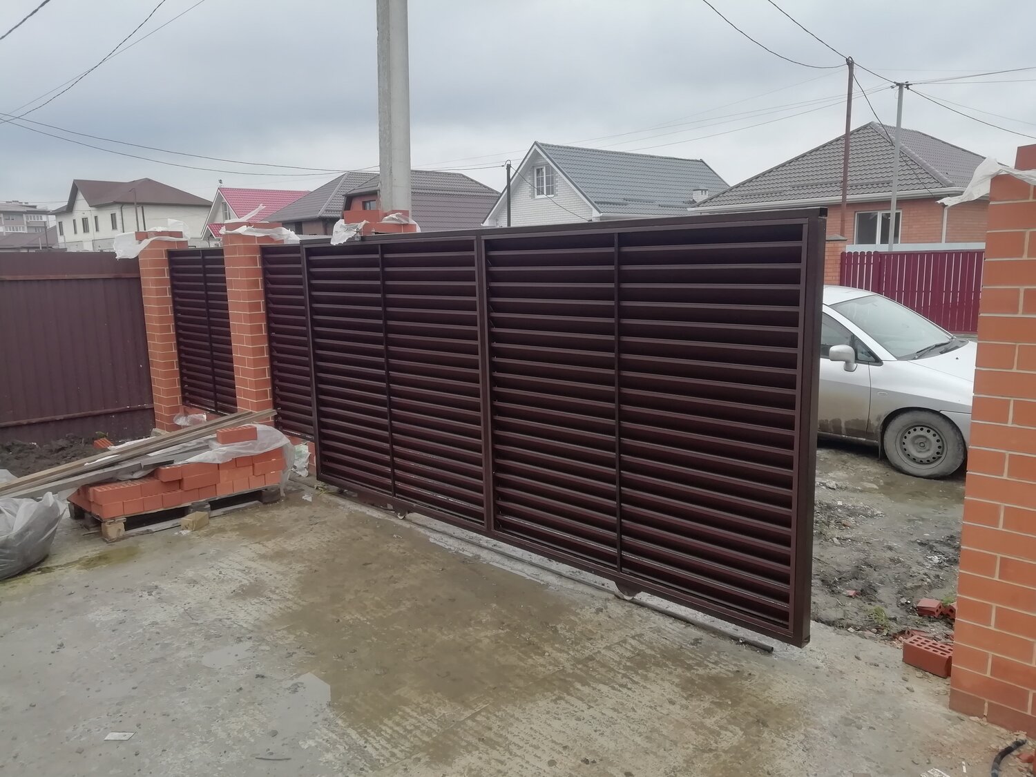 ворота откатные, откатные ворота с автоматикой и забор со столбами, ворота, автоматические откатные ворота, откатные ворота с калиткой